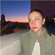 profesora de inglés imparte clases a niños de todas las edades